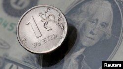 ARCHIVO- En la imagen una moneda de un rublo ruso y un billete de un dólar estadounidense en esta ilustración tomada el 26 de octubre de 2018.