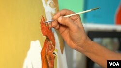 Mari Ménez trabaja en una de sus obras.