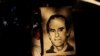 Un joven sostiene un retrato del jesuita Ignacio Ellacuria antes de una procesión que conmemora el 28º aniversario del asesinato de seis sacerdotes jesuitas y dos empleados, que fueron ejecutados por las fuerzas militares durante la guerra civil en El Salvador. [Foto de archivo]