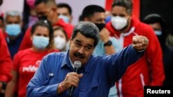 El presidente de Venezuela, Nicolás Maduro, se dirige a la multitud durante un mitin del gobierno para conmemorar el Día de la Juventud, en Caracas, Venezuela, el 12 de febrero de 2022. REUTERS/Leonardo Fernandez Viloria