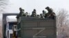 Miembros de las tropas prorrusas en un camión durante el conflicto entre Ucrania y Rusia en una carretera cerca de la ciudad portuaria sitiada del sur de Mariúpol, Ucrania, el 21 de marzo de 2022.