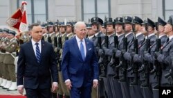 美国总统拜登在华沙和波兰总统杜达出席欢迎仪式。（2022年3月26日）
