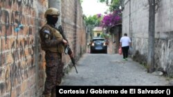 ARCHIVO - Cerco en comunidad de El Salvador instalado en 2022.
