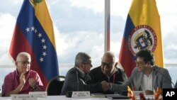 Pablo Beltrán, delegado de la guerrilla colombiana ELN, (segundo a la izquierda), estrecha la mano a Iván Danilo Rueda, alto comisionado para la paz de parte del Gobierno de Colombia, en la reanudación de los diálogos de paz, el lunes 21 de noviembre de 2022.
