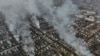 El humo es visible después de los ataques rusos en las afueras de Bakhmut, Ucrania, el 27 de diciembre de 2022.