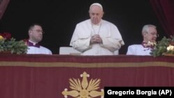 El papa Francisco ofrece su bendición Urbi et Orbi ("a la ciudad y al mundo", en Latín) del día de Navidad desde el balcón principal de la Basílica de San Pedro, en el Vaticano, el 25 de diciembre de 2022. 
