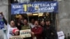 Ganadores del sorteo de la Lotería Nacional de Navidad, celebran haber conseguido el primer premio, ‘el Gordo’, el 22 de diciembre de 2022.