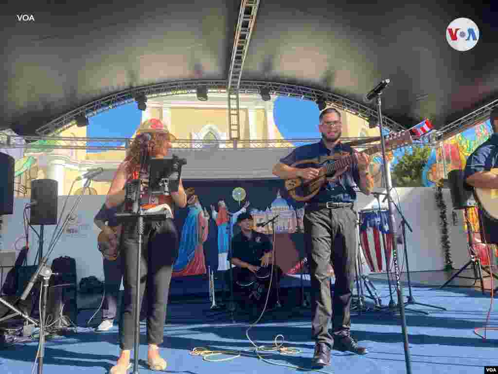 Además de las tradiciones religiosas que conlleva el Día de Reyes en Juana Díaz, Puerto Rico, durante la tarde, artistas de música puertorriqueña deleitan al público con canciones típicas navideñas. La plaza pública se llena de kioscos con artesanía local.