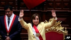 La exvicepresidenta Dina Boluarte saluda a los legisladores luego de jurar su cargo como presidenta de la República en el Congreso en Lima, Perú, el miércoles 7 de diciembre de 2022.