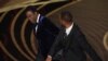 Will Smith, a la derecha, abofetea a Chris Rock durante la ceremonia de los premios Oscar, en Los Ángeles, el 27 de marzo de 2022. 