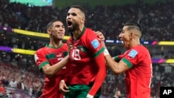 Youssef En-Nesyri (centro) celebra tras marcar el primer gol de Marruecos ante Portugal en el partido por los cuartos de final del Mundial, el sábado 10 de diciembre de 2022, en Doha, Qatar. (AP Foto/Martin Meissner)