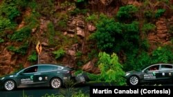 Imagen de los vehículos circulando por una carretera de México mientras realizaban la ruta Panamericana a bordo de un Tesla. [Foto: Martín Canabal]