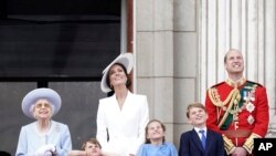 La reina Isabel II, Kate, la duquesa de Cambridge, el príncipe Louis, la princesa Charlotte, el príncipe George y el príncipe William miran desde el balcón del Palacio de Buckingham después de una ceremonia, el jueves 2 de junio de 2022, en el primero de cuatro días de celebraciones con motivo del Jubileo de Platino. (Aaron Chown/vía AP)