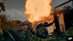 Soldados ucranianos hacen disparos en Kupiansk, recientemente recuperada, en la región de Kharkiv, Ucrania, el 23 de septiembre de 2022.