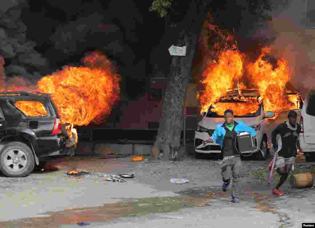 Los saqueos de comercios y otras dependencias se han sucedido con frecuencia durante las protestas en Haití. Foto del 14 de septiembre de 2022.