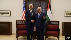 El presidente palestino Mahmoud Abbas y el presidente estadounidense Joe Biden se dan la mano en la ciudad cisjordana de Belén, el viernes 15 de julio de 2022. (Foto AP/Evan Vucci)
