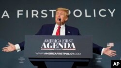 El expresidente republicano Donald Trump habla por primera vez desde Washington DC tras haber dejado en 2020 la Casa Blanca, el 26 de julio de 2022.