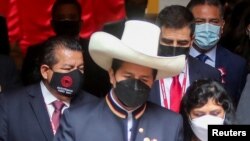 Bruno Pacheco, exasesor principal del presidente de Perú, Pedro Castillo, aparece junto al mandatario, en el centro, y su esposa Lilia Paredes, el día de la toma de posesión de Castillo, en Lima, Perú, el 28 de julio de 2021. 