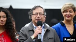 El presidente electo, Gustavo Petro, habla después de emitir su voto como candidato, en un colegio electoral, junto a su esposa Verónica Alcocer y su hija durante la segunda vuelta de las elecciones presidenciales en Bogotá, Colombia, el 19 de junio de 2022.