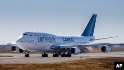 Un Boeing 747 de propiedad venezolana rueda en la pista después de aterrizar en el aeropuerto Ambrosio Taravella en Córdoba, Argentina, el lunes 6 de junio de 2022.