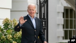 El presidente Joe Biden saluda mientras camina para abordar el Marine One en el jardín sur de la Casa Blanca en Washington, de camino a su hogar en Rehoboth Beach, Del., después de su aislamiento más reciente por COVID-19, el 7 de agosto de 2022.