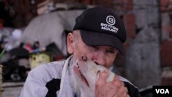 José Burga Palacios, de 73 años, es un migrante peruano que vive en extrema pobreza en Caracas. Llegó tres décadas atrás, en busca de mejoras económicas, y dice que morirá en Venezuela.
