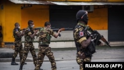 Des gendarmes malgaches se déploient pour disperser des habitants du quartier Androranga en colère à Toamasina, grande ville portuaire de la côte est de Madagascar, le 3 juin 2020.