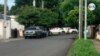 Agentes de policía apostados en las afueras del la sede de la publicación Trinchera de la Noticia, en Managua, el 10 de junio de 2022. [Foto: Cortesía]