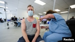 Un hombre recibe una vacuna contra la viruela del mono en una clínica de Montreal, Canadá, el 6 de junio de 2022. Foto Reuters.