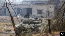 Un tanque ucraniano está en posición durante los intensos combates en la línea del frente en Severodonetsk, la región de Luhansk, Ucrania, el miércoles 6 de junio.