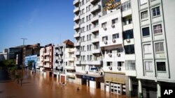 Una calle inundada tras fuertes lluvias en Porto Alegre, estado de Rio Grande do Sul, Brasil, el lunes 6 de mayo de 2024