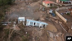 Una casa yace en el lodo después de que el huracán Fiona la arrastró en Villa Esperanza en Salinas, Puerto Rico, el miércoles 21 de septiembre de 2022.