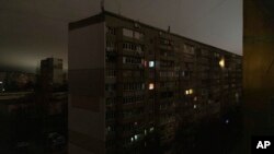 Algunas ventanas de un edificio de apartamentos se ven iluminadas durante un apagón en el centro de Kiev, Ucrania, el lunes 14 de noviembre de 2022. (AP Foto/Andrew Kravchenko)