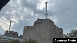 Una vista muestra la planta de energía nuclear de Zaporizhzhia controlada por Rusia durante una visita de miembros de la misión de expertos de la Agencia Internacional de Energía Atómica (OIEA), el 2 de septiembre, 2022.