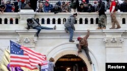 ARCHIVO - Una turba de simpatizantes del presidente de Estados Unidos, Donald Trump, asalta el edificio del Capitolio de Estados Unidos en Washington, el 6 de enero de 2021.