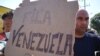 Migrantes de Venezuela esperan afuera de la oficina del Instituto Nacional de Migración para obtener un código QR y así registrar su situación migratoria y viajar por todo el país, en Tapachula, México, el 3 de febrero de 2022.