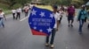 Aunque la Sala Constitucional del Tribunal Supremo de Justicia (TSJ), dominado por el chavismo, “suprimió” la madrugada de este sábado partes de las dos sentencias que sustentaron el “autogolpe” denunciado por la Asamblea Nacional opositora, el fondo del conflicto sigue siendo el mismo: Venezuela continúa sin Poder Legislativo.