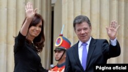 Los presidentes Cristina Fernández y Juan Manuel Santos, antes de iniciar la reunión privada.