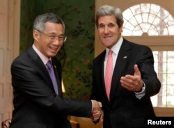 U.S. Secretary of State John Kerry (R) shakes hands with Singapore's Prime Minister Lee Hsien Loong before their meeting in Washington, April 3, 2013.