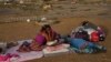 Migrantes venezolanos reunidos en el estado de Roraima, Brasil, el 7 de abril de 2023.