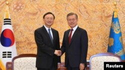 资料照 杨洁篪2018年3月访问韩国时在青瓦台会晤韩国总统文在寅
