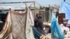 Una mujer palestina desplazada junto a sus pertenencias mientras la gente evacua el área de Mawassi en las afueras del suroeste de Khan Yunis en el sur de la Franja de Gaza el 28 de junio de 2024, en medio del conflicto en curso entre Israel y el grupo militante Hamas.
