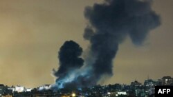 Una columna de humo se eleva sobre los edificios de la ciudad de Gaza durante un ataque aéreo israelí, el 8 de octubre de 2023.