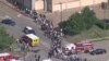 En esta imagen tomada de un video proporcionado por el canal de televisión WFAA, clientes y personal salen de un centro comercial en que se registró un tiroteo, el sábado 6 de mayo de 2023, en Allen, Texas.