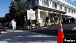 Mayores de 65 años esperan en fila para vacunarse contra COVID-19 en el Departamento de Salud de Sarasota, Florida, el 4 de enero de 2021.
