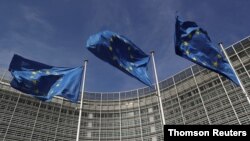 Las banderas de la Unión Europea ondean fuera de la sede de la Comisión Europea en Bruselas. [Foto: Archivo]