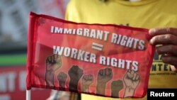 La aprobación del TPS ayudaría a más de 200.00 venezolanos a permanecer en EE.UU. tras su salida del país latinoamericano, provocada por la crisis humaniraria. En la imagen, un manifestante sostiene un cartel que promueve los derechos de los inmigrantes.