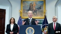 El presidente de Estados Unidos, Joe Biden, habla desde la Sala Roosevelt de la Casa Blanca. Lo acompañan la vicepresidenta Kamala Harris y el fiscal general Merrick Garland. En Washington, el 14 de julio de 2024, un día después de que el exmandatario Donald Trump fuera atacado.