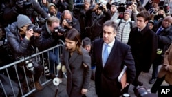 Michael Cohen (centro) exabogado personal del presidente de EE.UU., Donald Trump, llega a una corte federal, acompañado por sus hijos, el 12 de diciembre de 2018.