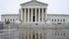 La Corte Suprema de Estados Unidos, vista con un reflejaoo en el suelo, el viernes 23 de junio de 2023, en Washington.